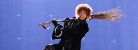 Rai 1 - Veronica Pivetti torna nei panni della Befana del nuovo millennio